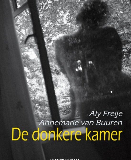 Aly Freije / Annemarie van Buuren – De donkere kamer